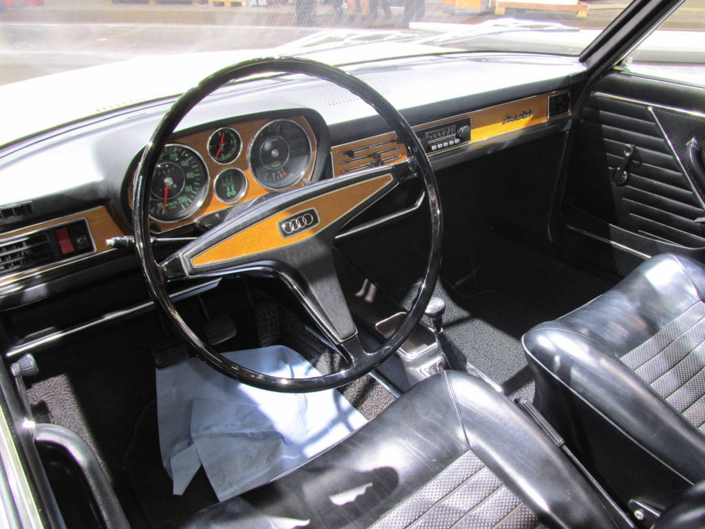 Audi-100-interior.jpg